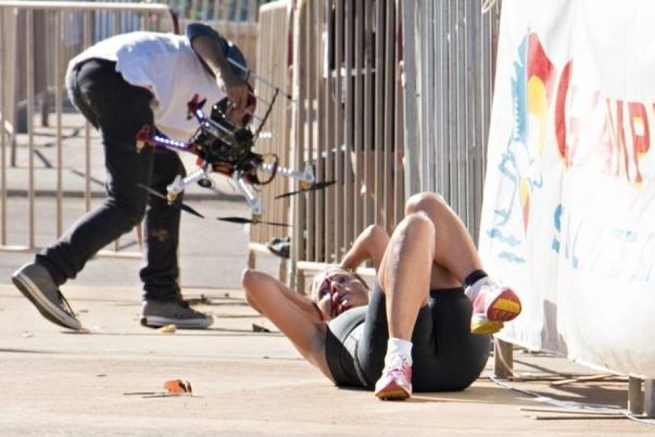 Triatleta afectada después del golpe de un drone en la cabeza
